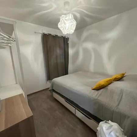 Appartement Pour 2 Personnes En Ville Avec Terrasse La Londe-les-Maures Exterior photo